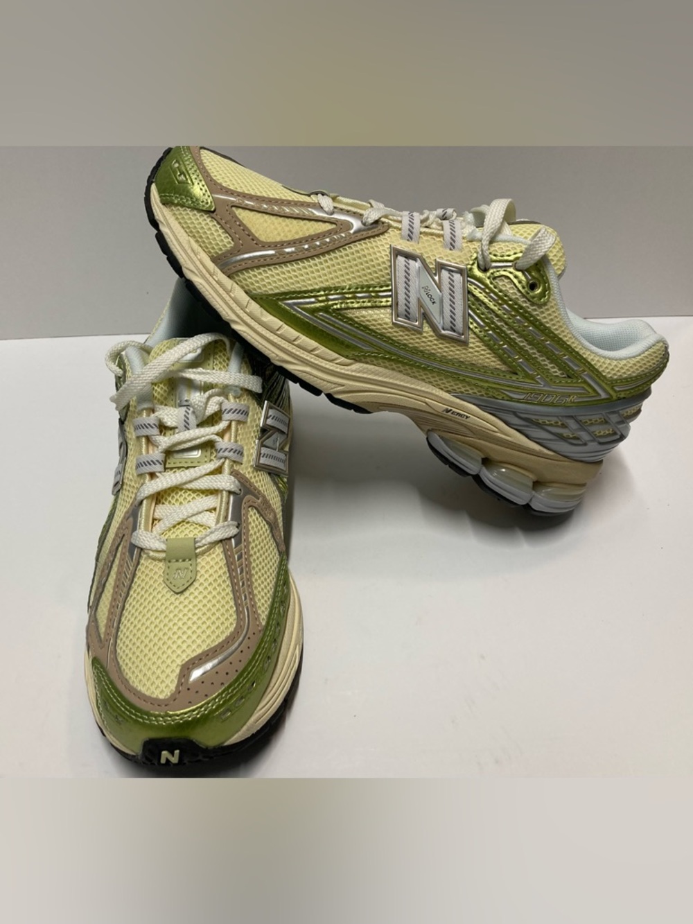 New Balance 1906R men’s size 10 Low-Top Sneakers with NB Classic
